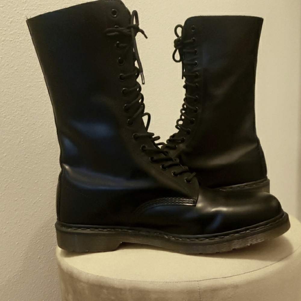 Mens- Dr. Martens 1914 Air Cushion Soles 14 Holes Black Boots Mid-Calf -Size 13